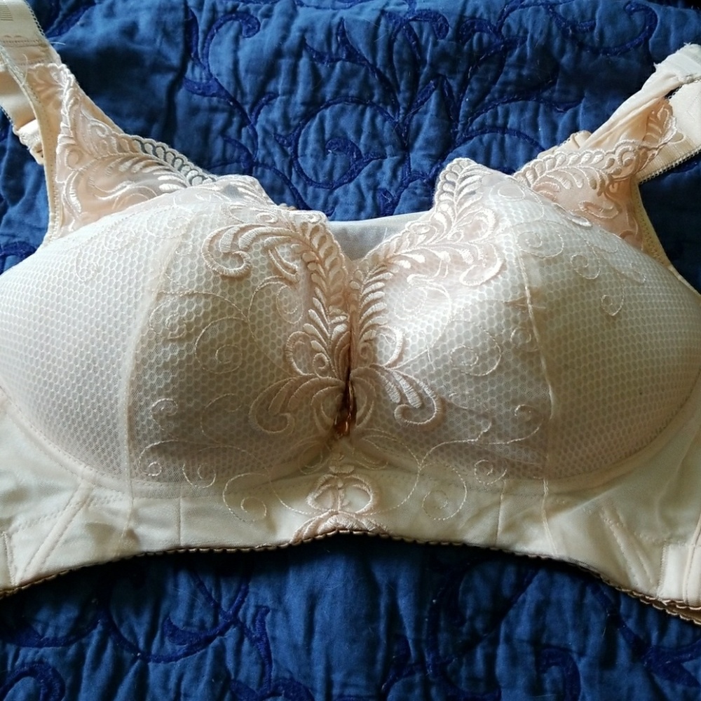 Cream color bra, 50c/46c